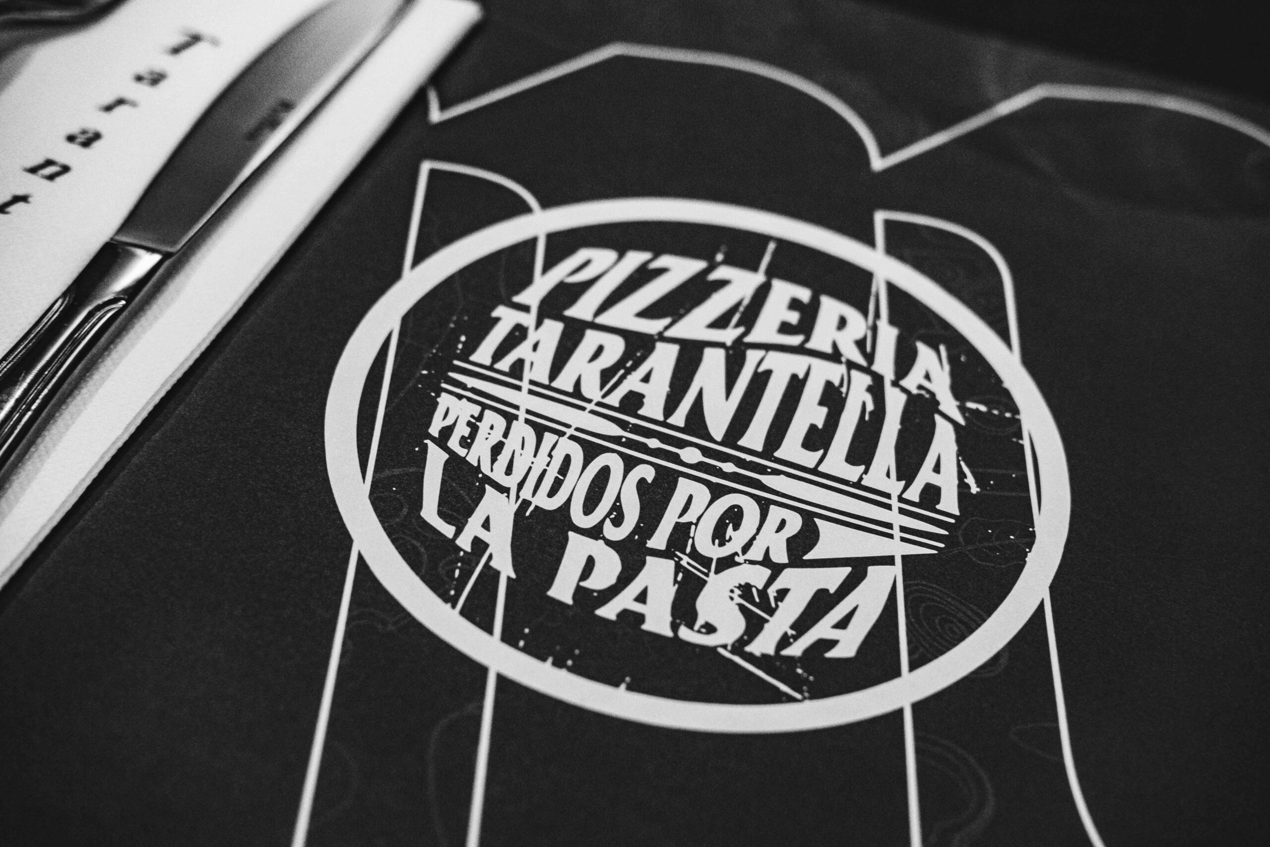 mantel de pizzería tarantella con logo