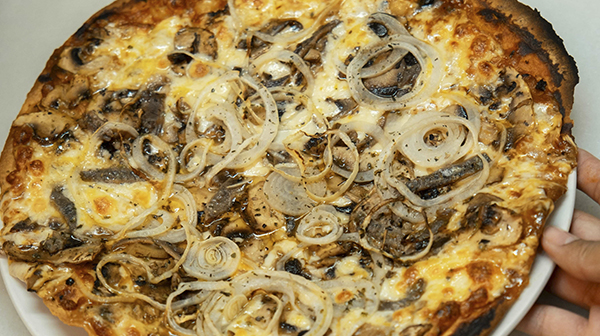 pizza de verduras y champiñones