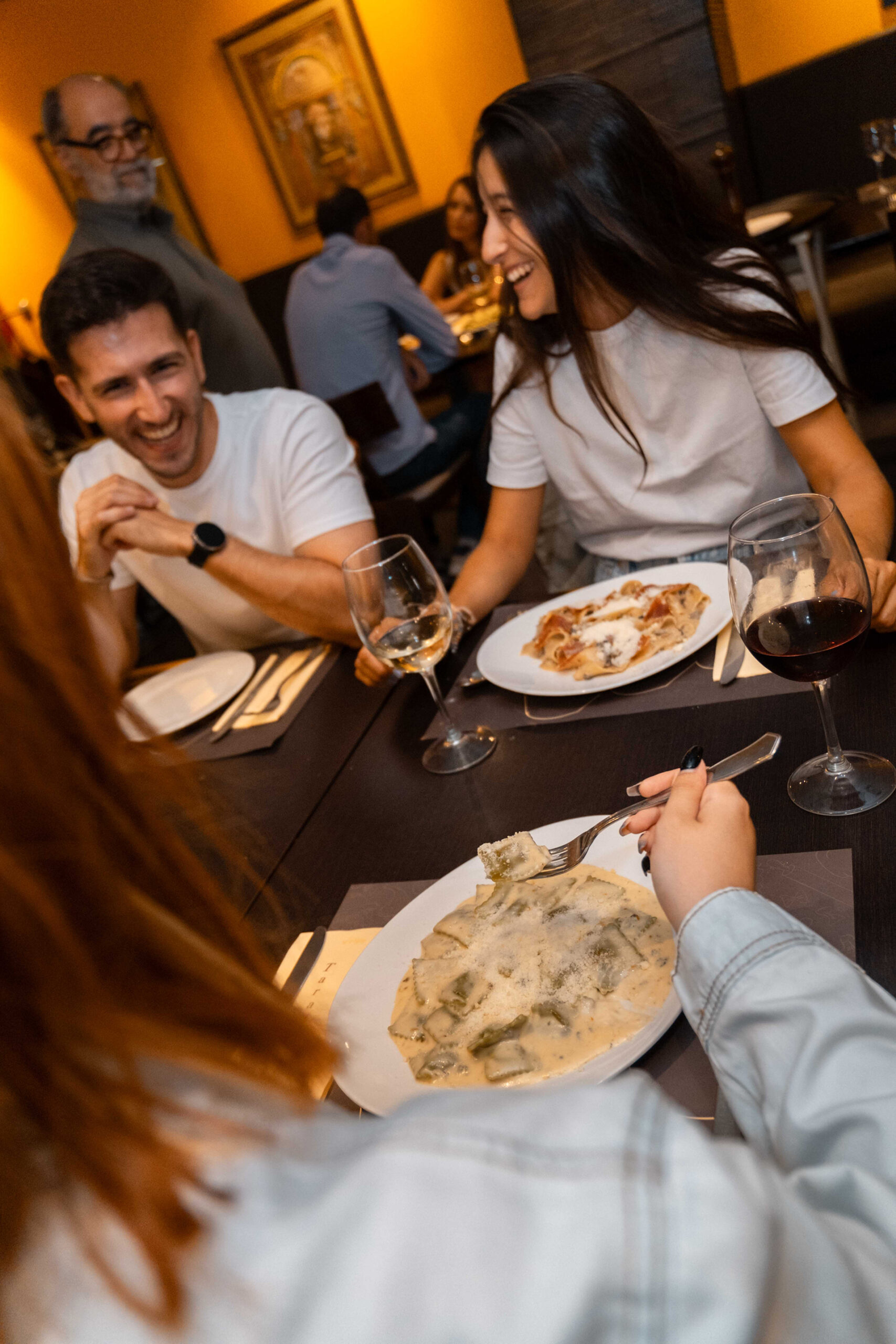 Amigos divirtiéndose en restaurante italiano